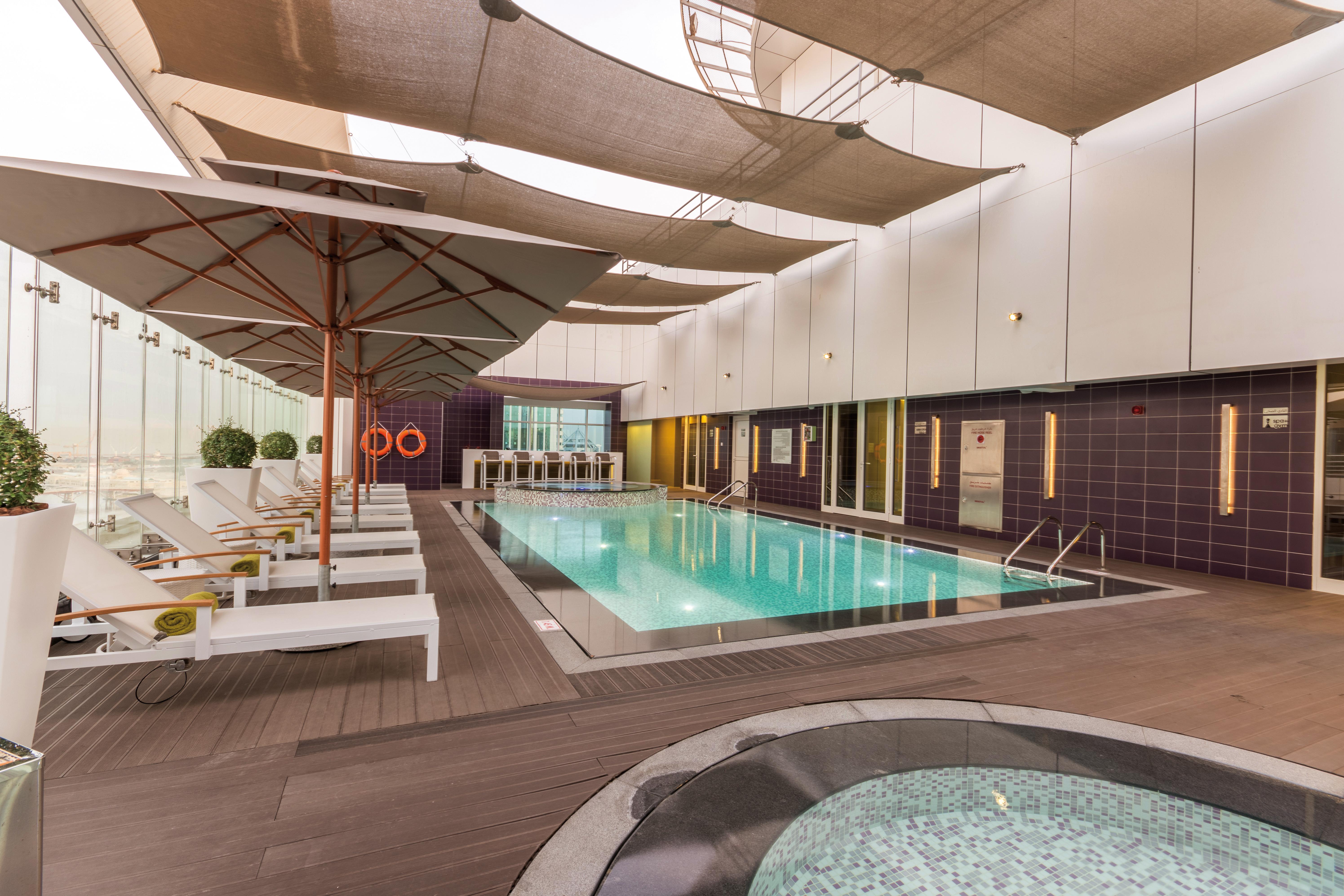 فندق إيه سي تي الشارقة المرافق الصورة The swimming pool at the 100th floor