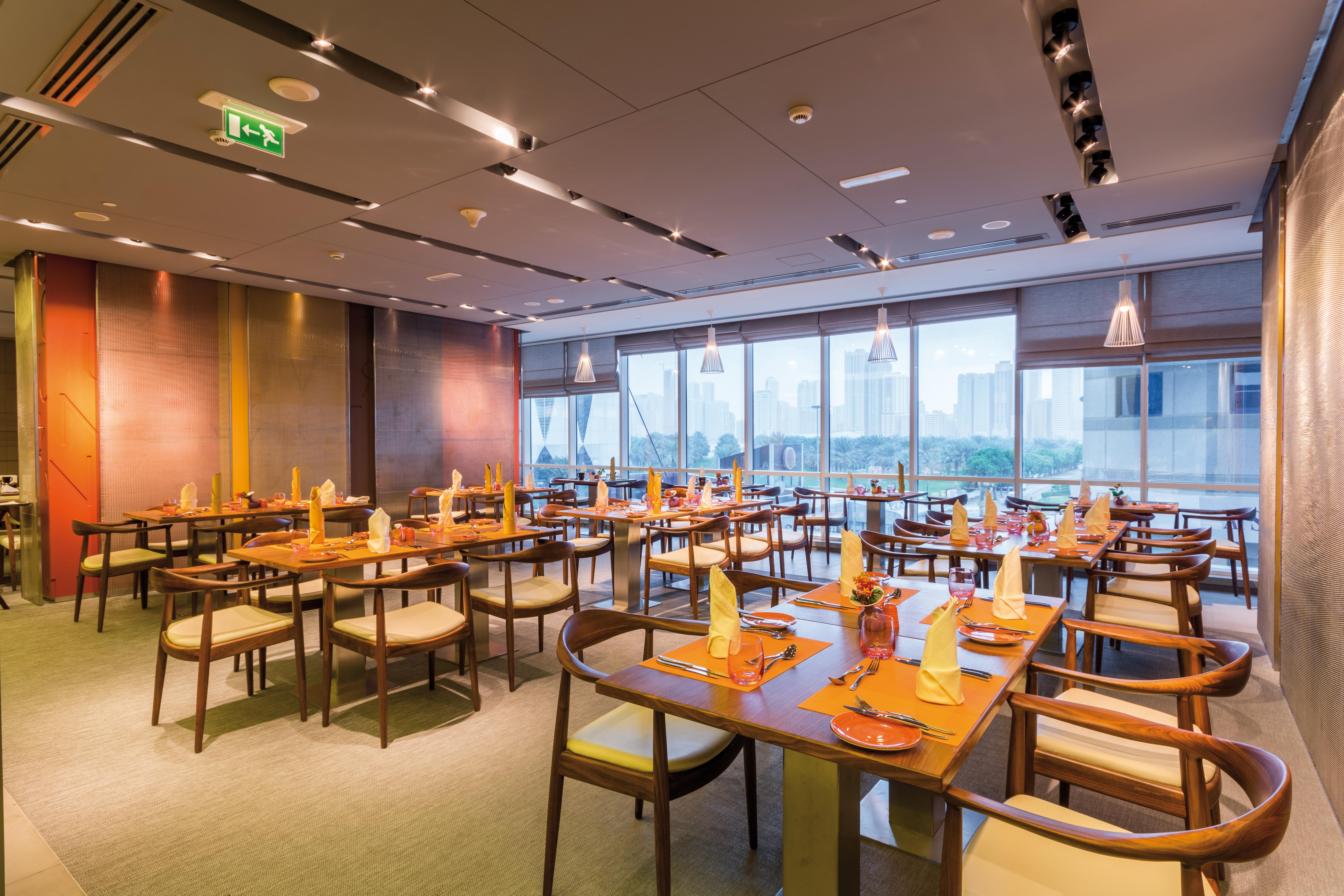 فندق إيه سي تي الشارقة المظهر الخارجي الصورة The restaurant