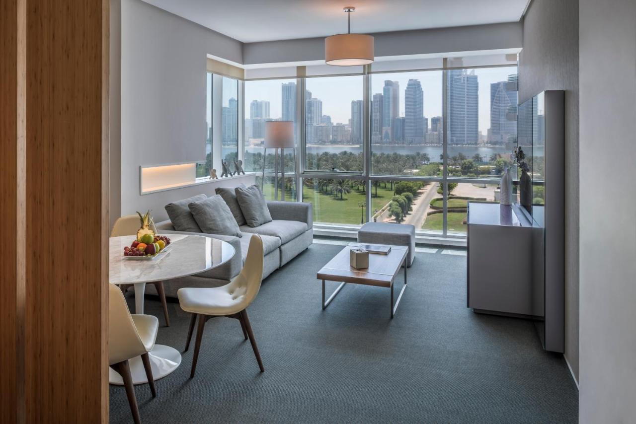 فندق إيه سي تي الشارقة الغرفة الصورة A living room at The Standard East Village