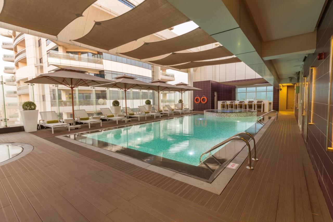 فندق إيه سي تي الشارقة المرافق الصورة The pool at the 100