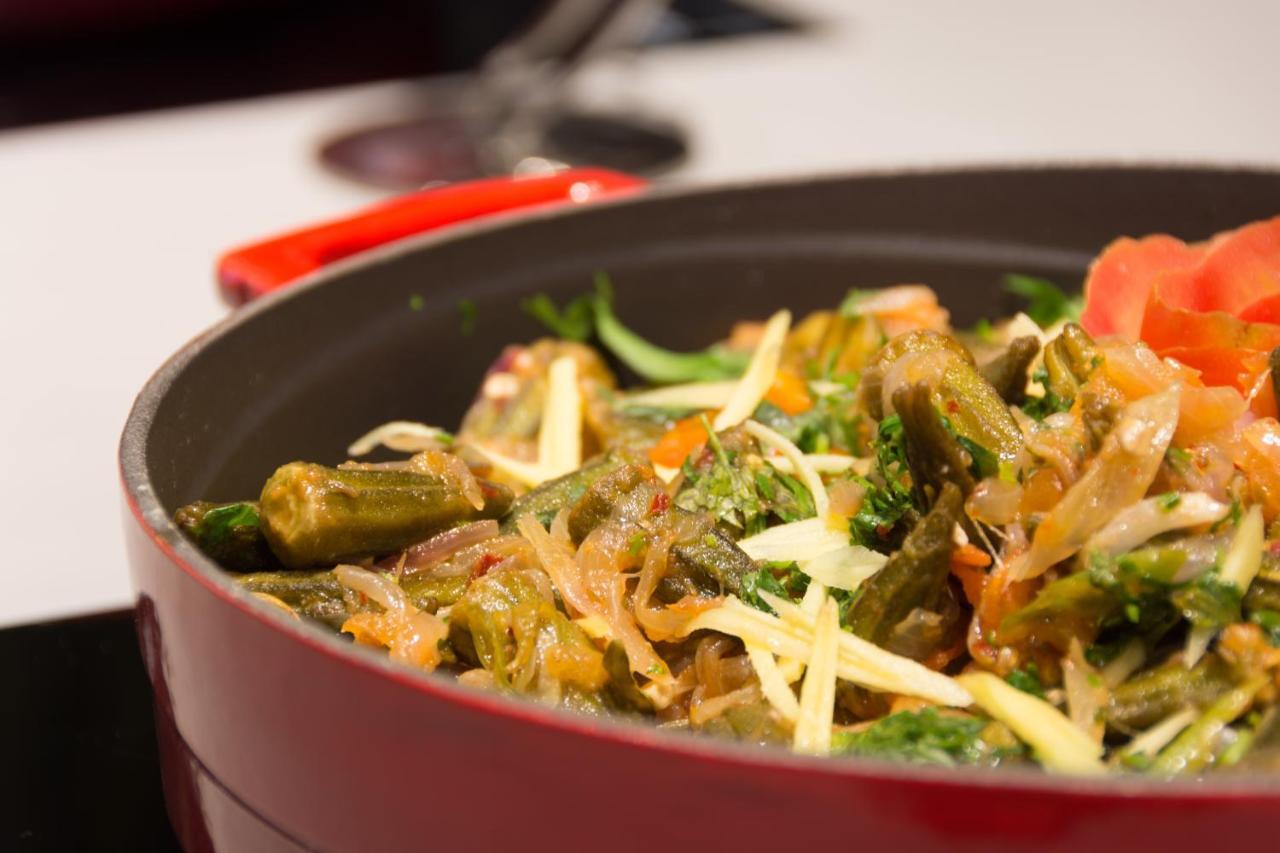 فندق إيه سي تي الشارقة المظهر الخارجي الصورة Aubergine with garlic and coriander