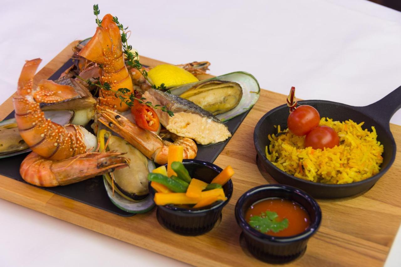 فندق إيه سي تي الشارقة المظهر الخارجي الصورة Seafood platter