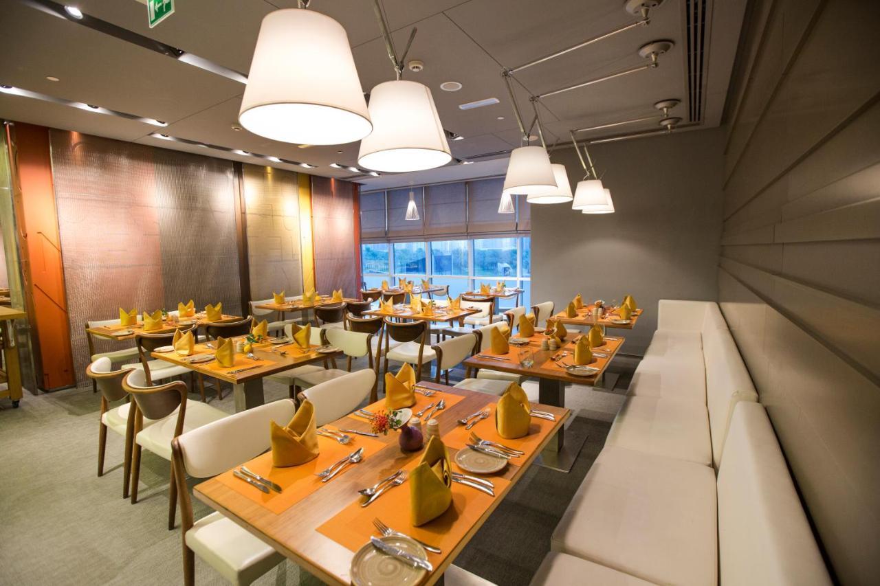 فندق إيه سي تي الشارقة المظهر الخارجي الصورة The interior of the restaurant