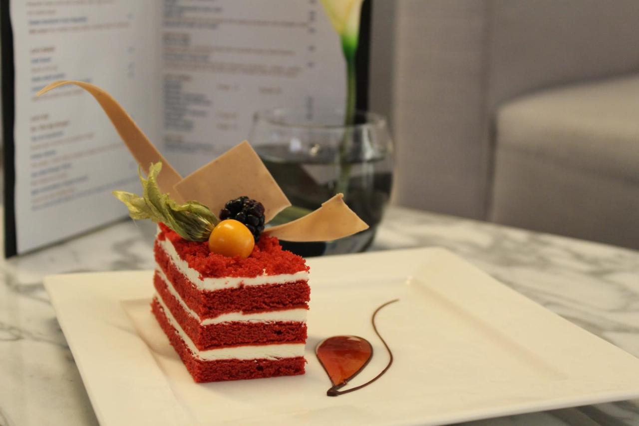 فندق إيه سي تي الشارقة المظهر الخارجي الصورة A red velvet cake