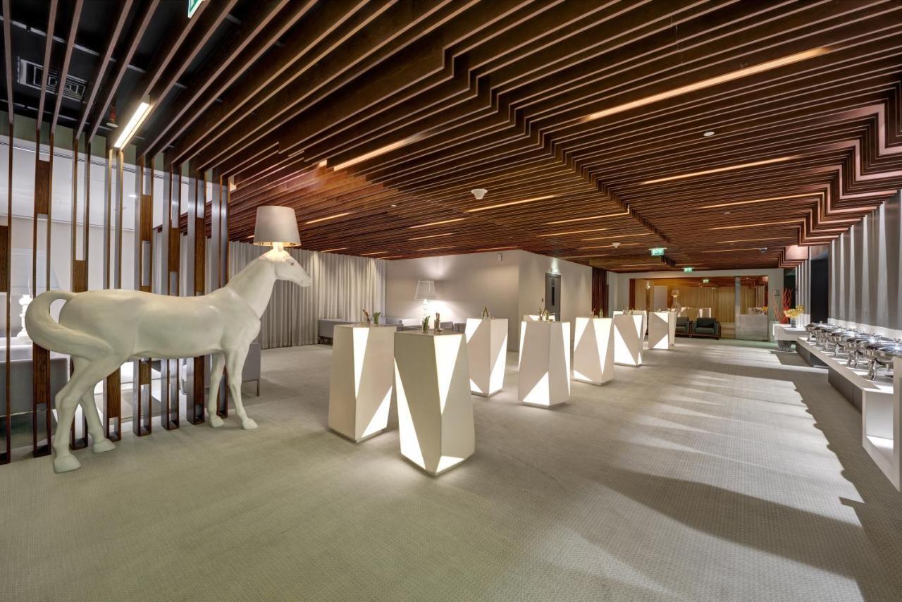 فندق إيه سي تي الشارقة المظهر الخارجي الصورة The interior of the lounge